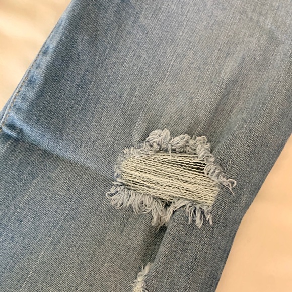 Mid-Rise Distressed Jeans w/ frayed ankle - Picture 5 of 7